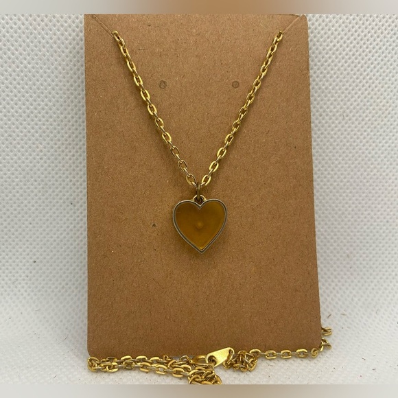 Chic Gold Heart Necklace - Picture 2 of 4
